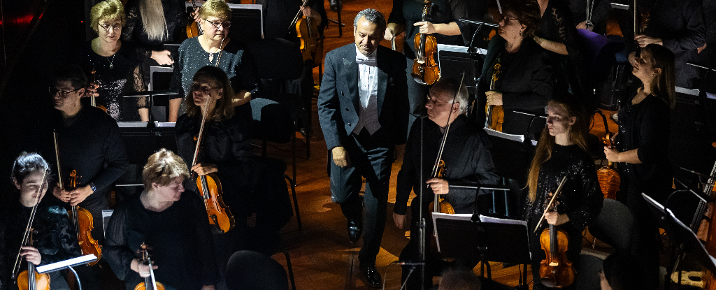 Hisham Gabr walking through the orchestra