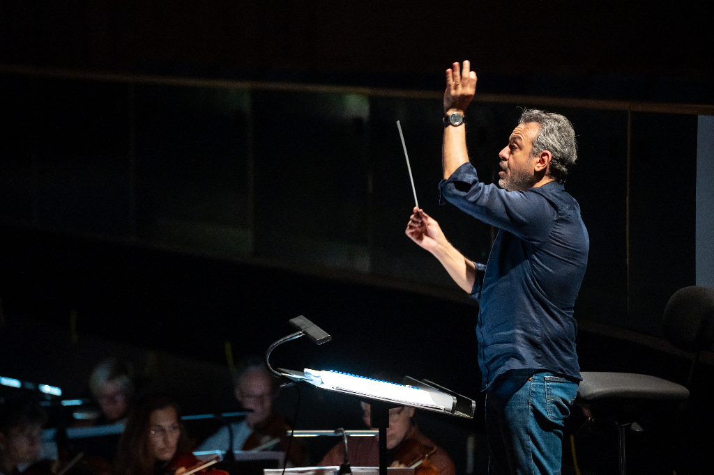 Hisham Gabr conducting with baton raised