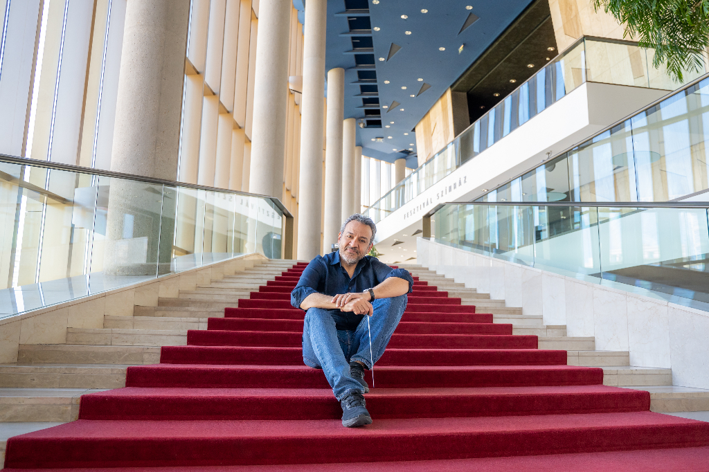 Hisham Gabr on the Fesztivál Színház staircase at Müpa Budapest