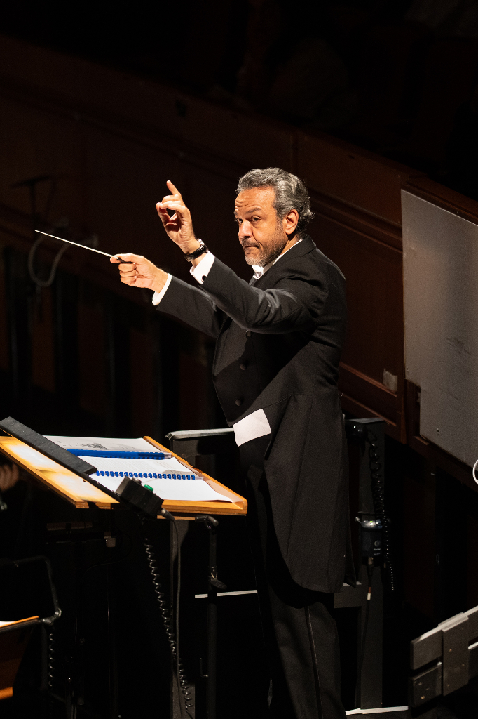 Hisham Gabr at the music stand, baton raised
